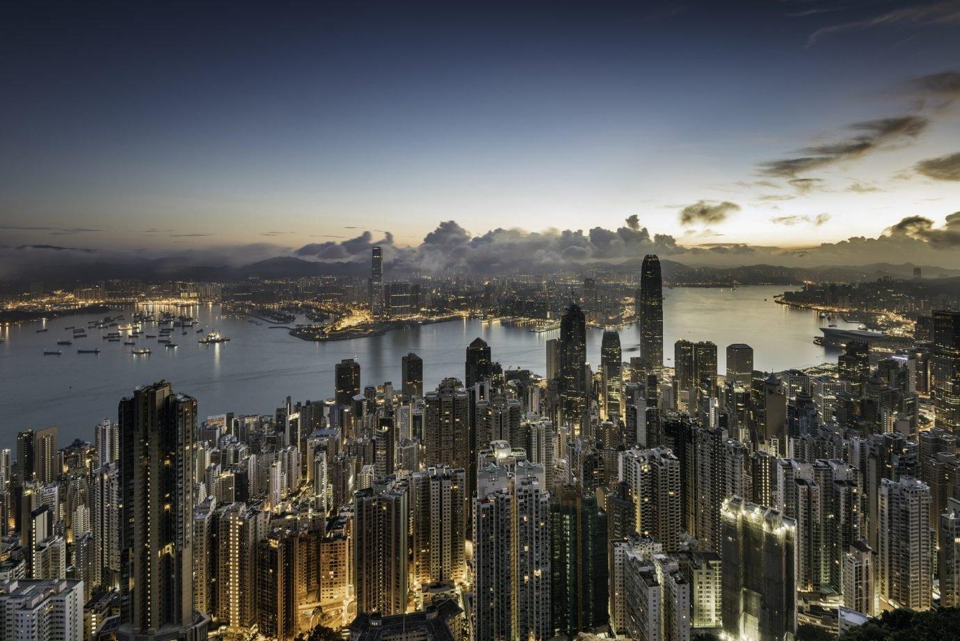 Hong Kong adota plano quinquenal e reacende debate sobre sua identidade econômica