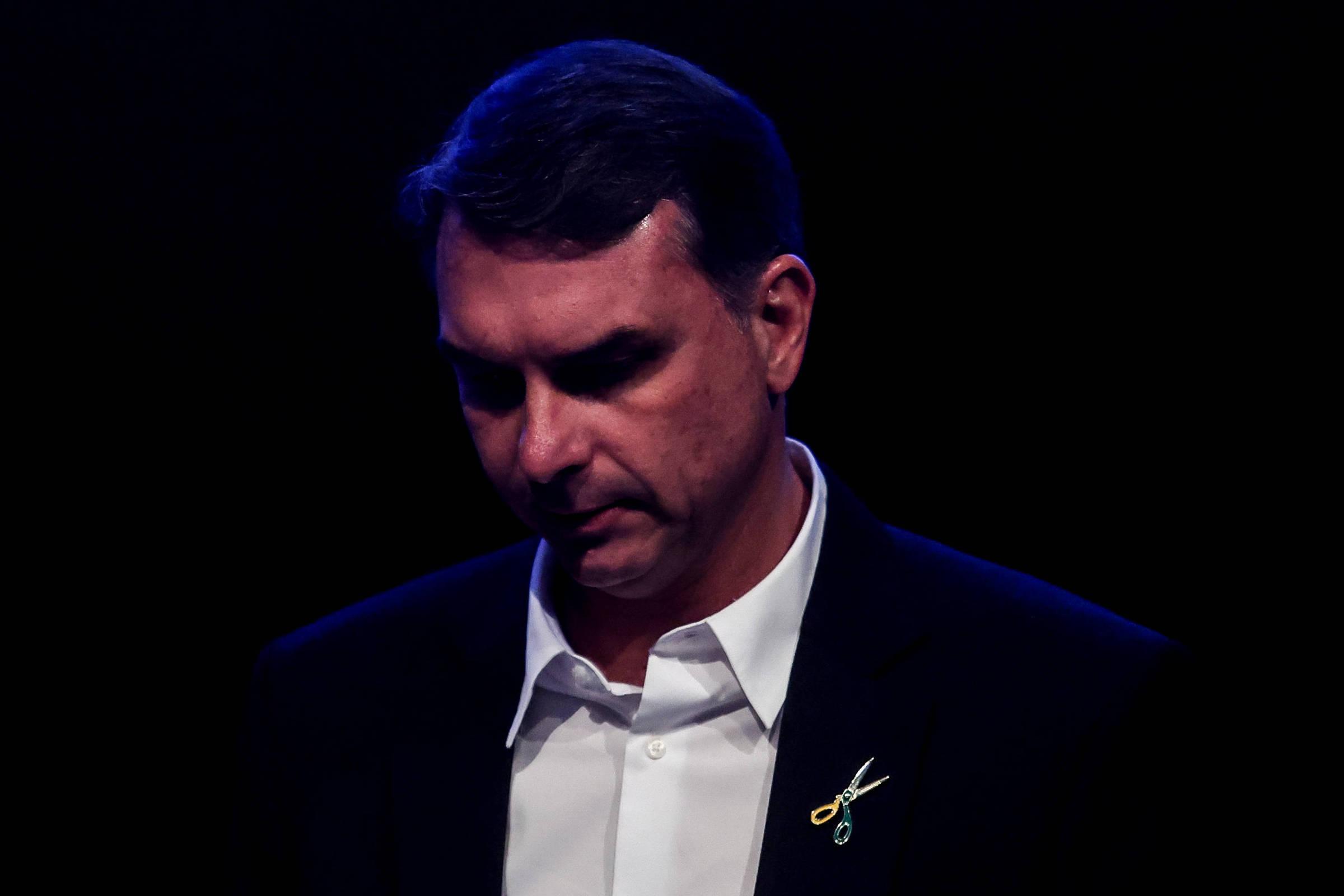 Flávio Bolsonaro adota ‘tesouraço’ e promete cortes que dividem especialistas