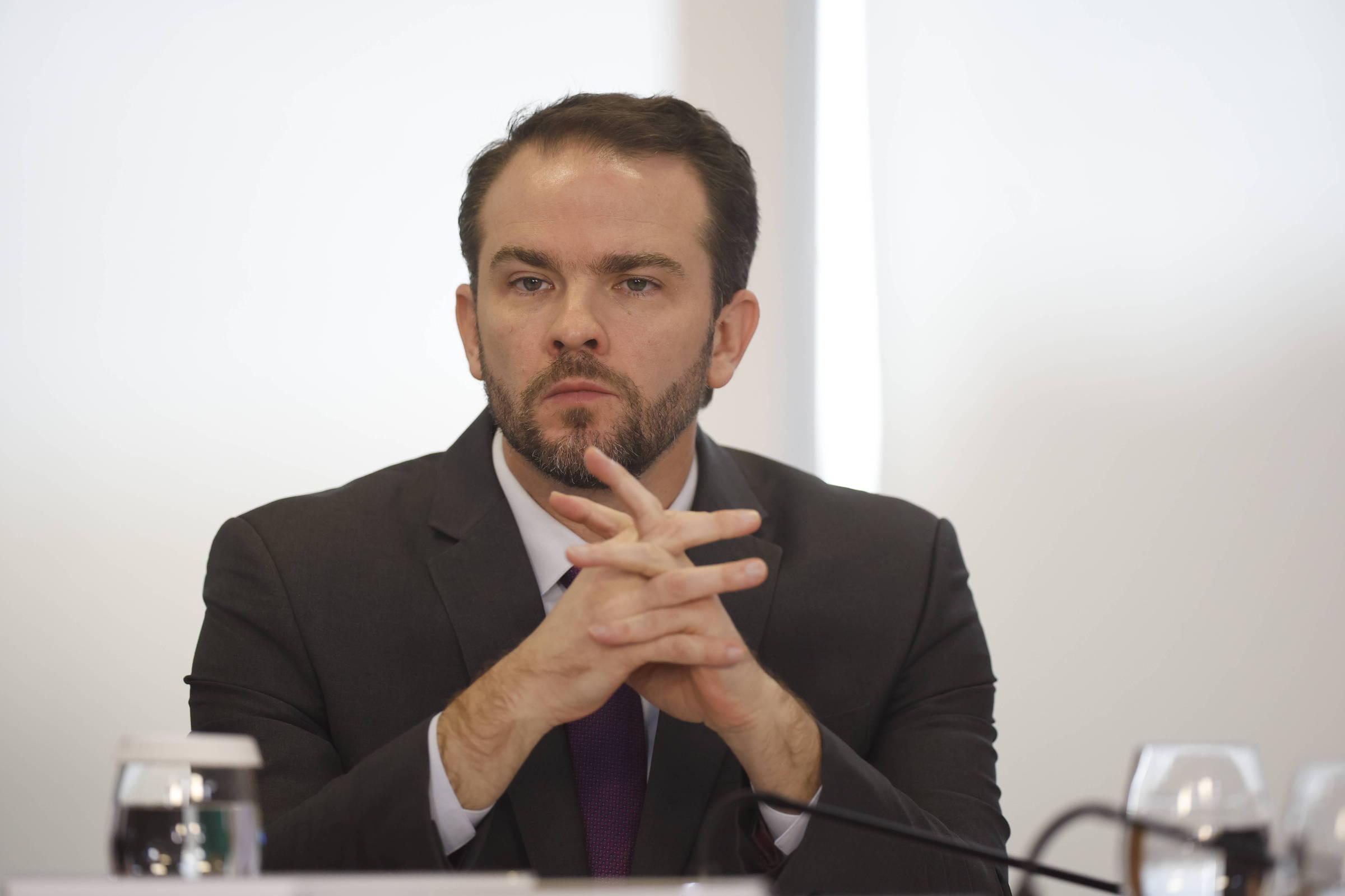 Ministro Dario Durigan mira juros abusivos do cartão e jornada 6x1 no próximo governo