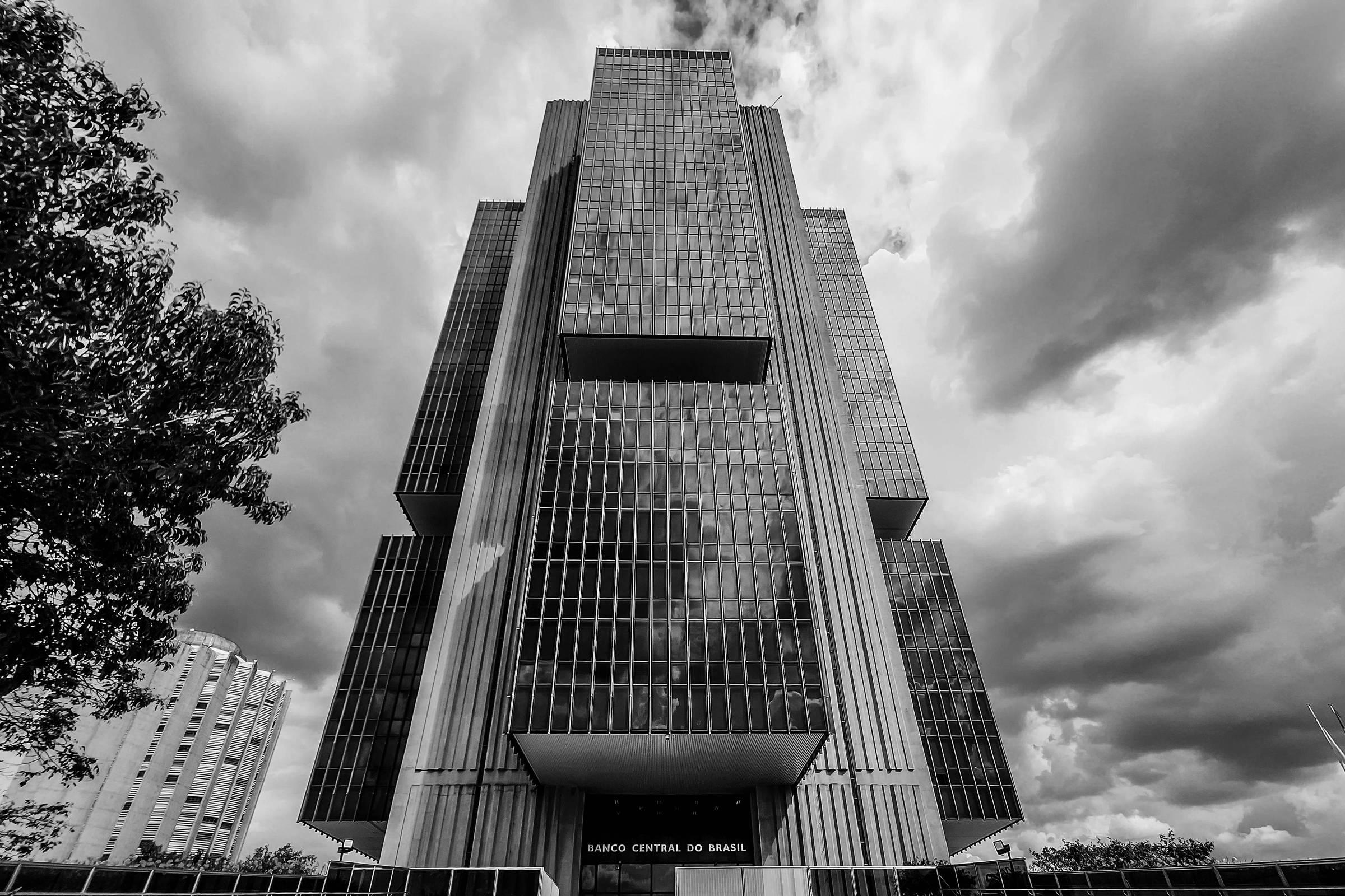 Queda da Selic: Desaceleração econômica e riscos à inflação