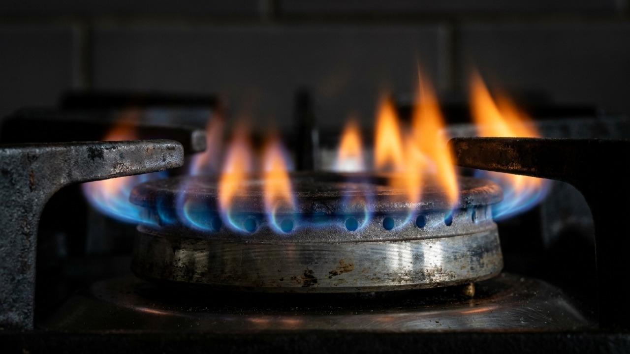 Dicas práticas para economizar gás de cozinha ajustando a chama e utensílios