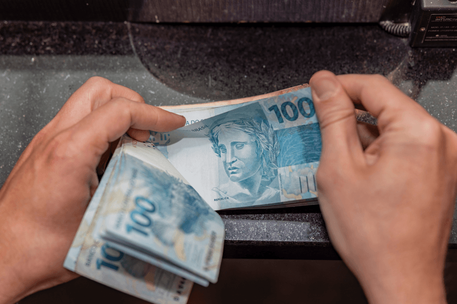 Bancões brasileiros enfrentam inadimplência recorde e juros altos até 2026