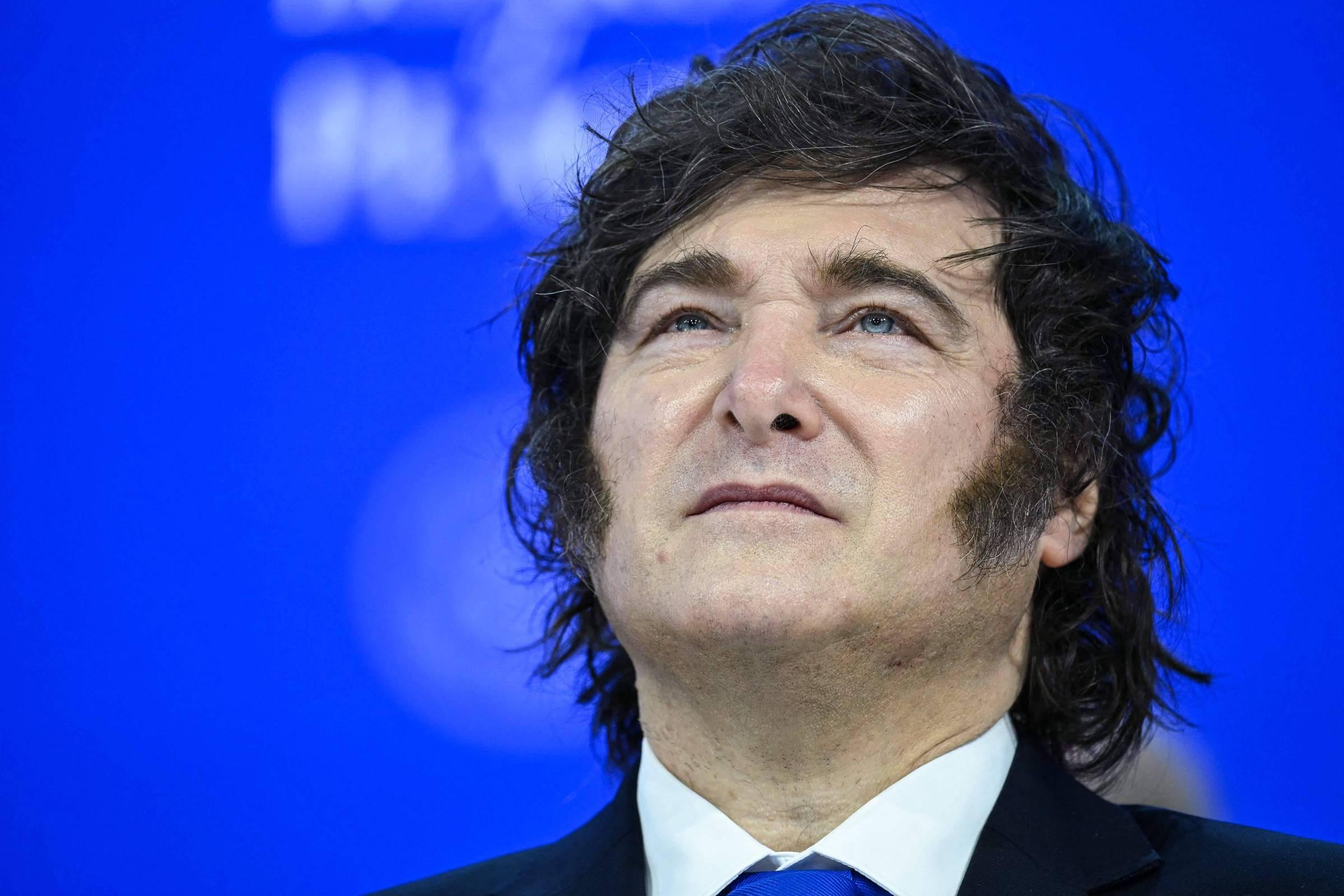 Inflação cai na Argentina, mas insatisfação social persiste sob Milei