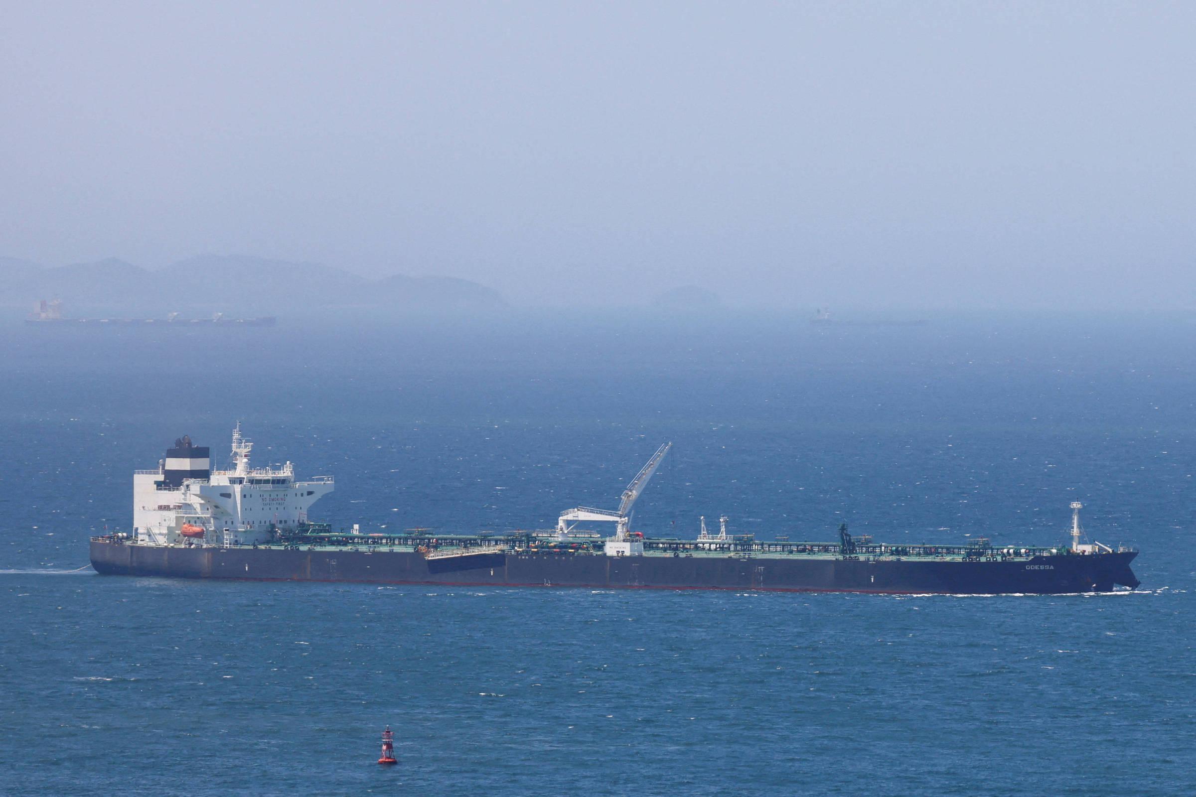 Fechamento do Estreito de Hormuz pressiona preços do petróleo e inflação global