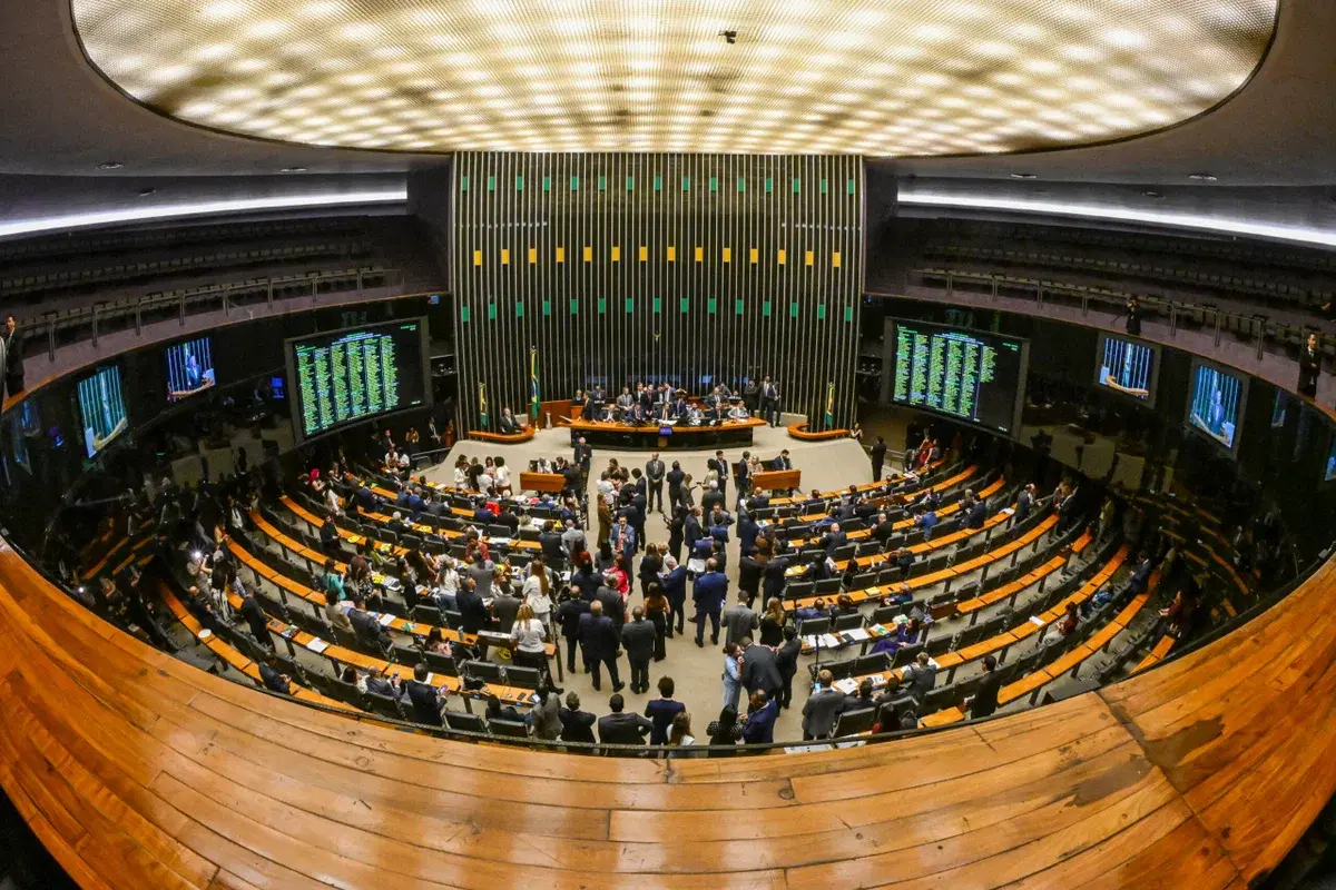 Câmara aprova uso de receita extra do petróleo para reduzir impostos em combustíveis e fertilizantes