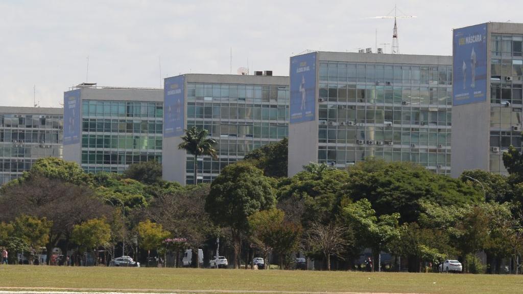Dívida pública no Brasil atinge 77,2% do PIB e pressiona economia